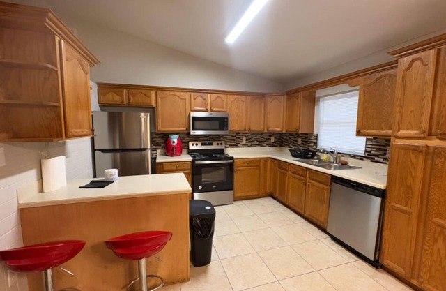 Charming 3-bedroom house with WiFi, AC in Kissimmee