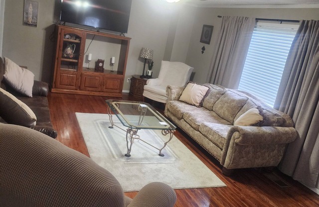 Charming 3-bedroom house with 65in smart tv, Wifi, and central heat/air in town!