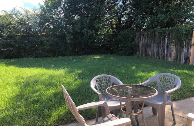 Charming 3-bedroom house in gorgeous Pensacola with WiFi, AC, & a private yard.