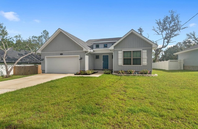 Charming 3-bedroom house just 9.5 miles from Johnson Beach in Perdido Key.