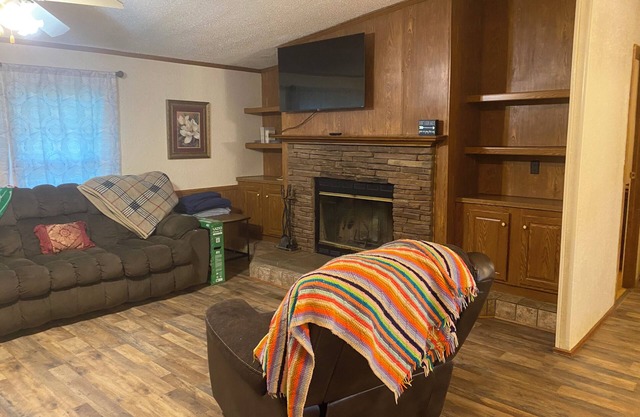 Charming 3-bedroom house with AC and WiFi in Plainview, surrounded by mountains.