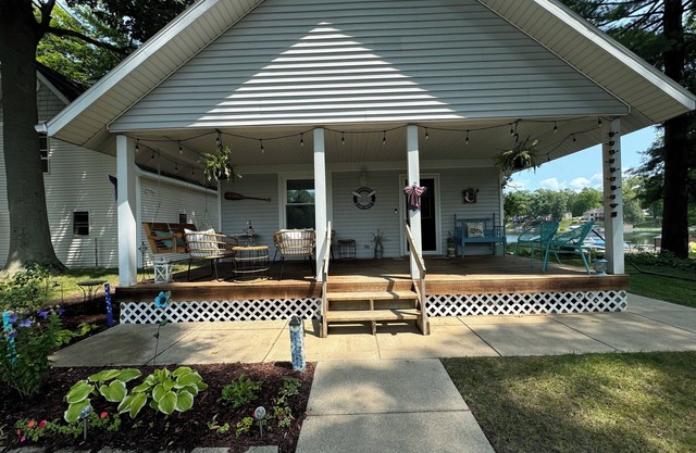 Charming 3-bedroom house with AC in welcoming Plainwell on the lakefront