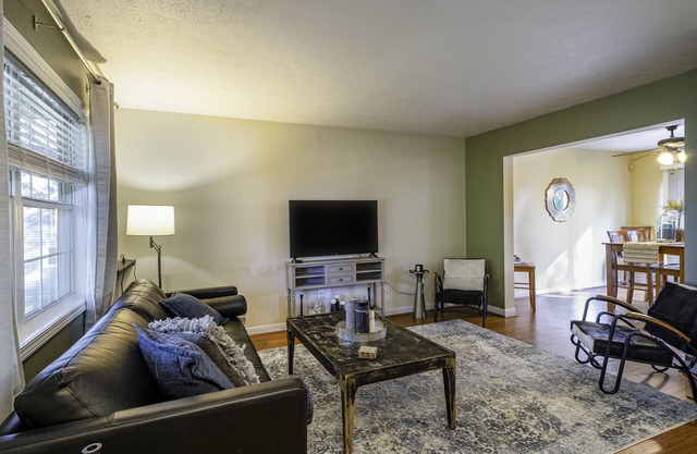 Charming 3-bedroom house in North Winton Village!