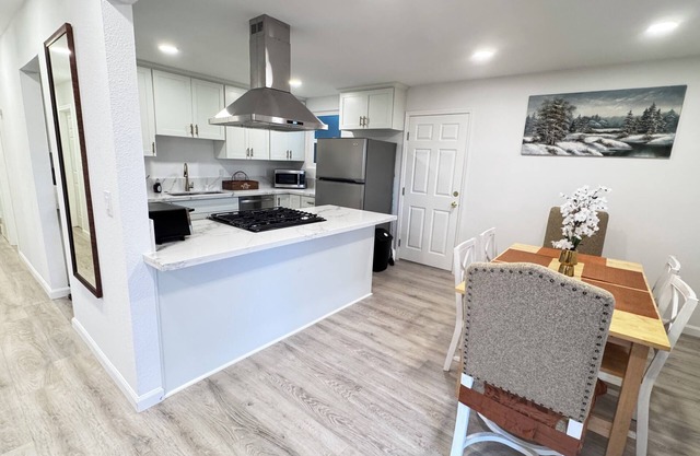 Charming 3-bedroom house in Roseville by Sierra Golf Club. Enjoy your stay!