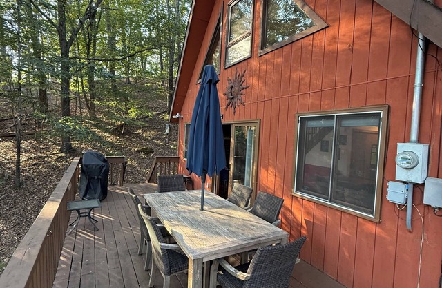 Charming 3-bedroom house in Saw Creek private Community in the Poconos.