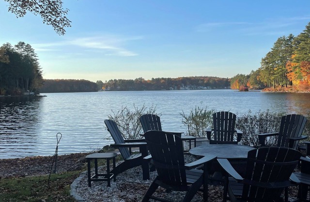 Charming 3-bedroom house with private beach on enchanting Mousam Lake