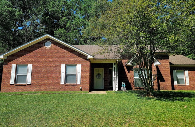 Charming 3-bedroom house with AC, WiFi, and great neighborhood in Vicksburg, MS
