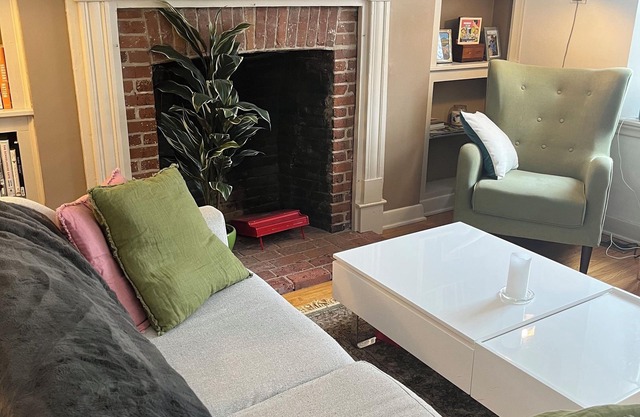 Charming 3-bedroom home in Kingston - walk to Queen's, downtown & lakefront!