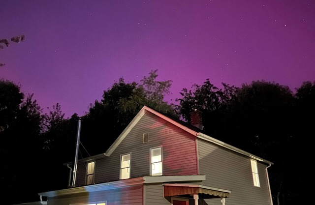 Charming 3 bedroom home with hot tub, wood burning stove, large yard in Kingston