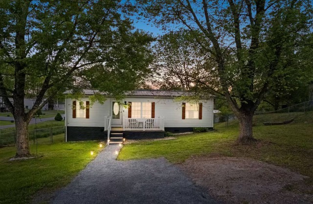Charming 3 bedroom home minutes from NRG featuring a fire pit/outdoor games