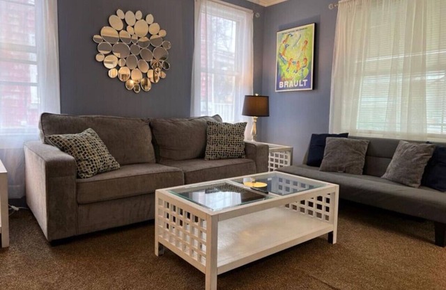 Charming 3 Bedroom Home: 6 Beds, Sleeps up to 12