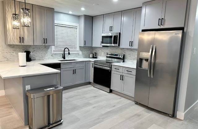 Charming 3-Bedroom Home - Near Hospitals - Keller ISD - Parking Garage