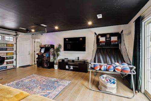 Charming 3-Bedroom - Hot Tub & Game Room