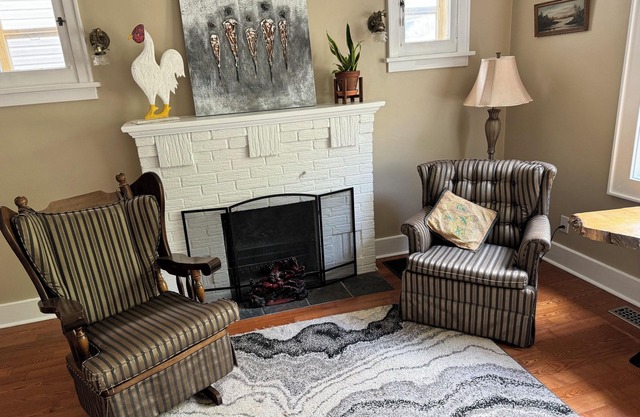 Charming 3-bedroom house very close to downtown Kingston, KGH and Queens.