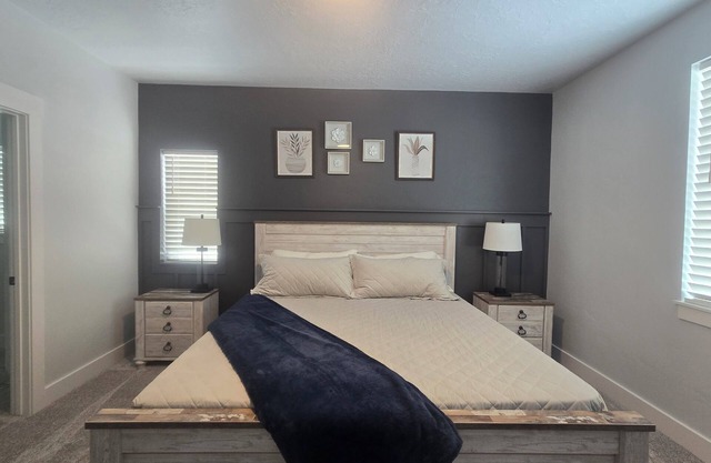 Charming 3-bedroom house in Caldwell with WiFi and AC.