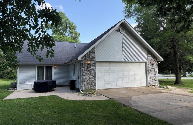 Charming 3-bedroom house with AC and WiFi at sought after Wawasee Lake.