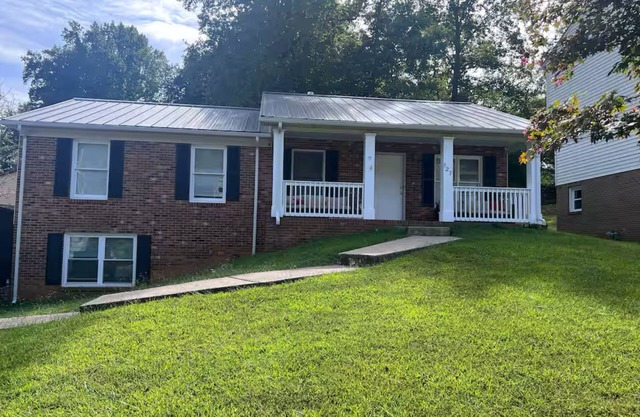 Charming 3-bedroom house with AC, fitness room, WiFi in wonderful Danville
