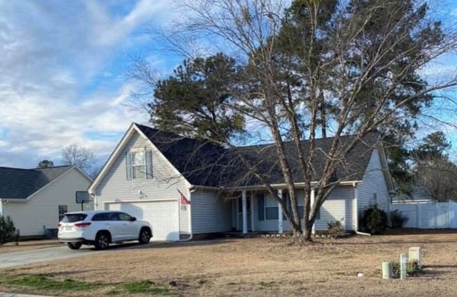 Charming 3-bedroom house with WiFi, AC in Florence Privacy Fenced in Backyard