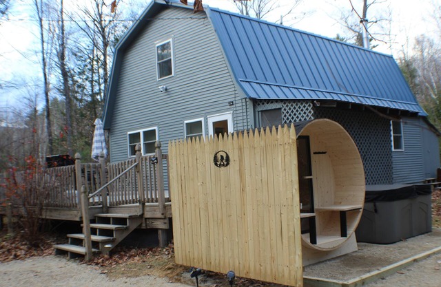Charming 3-bedroom house with AC, WiFi, Sauna and Hot tub in fabulous Fryeburg