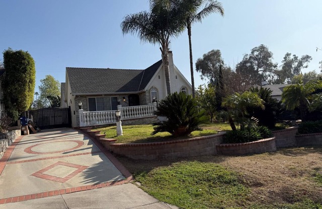 Charming 3-bedroom house with WiFi, AC in wonderful Glendale