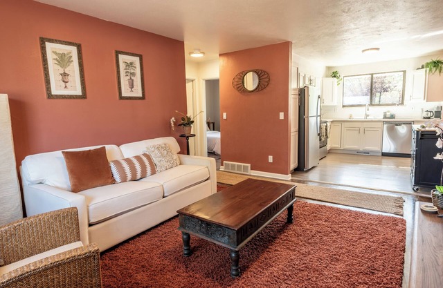 Charming 3-bedroom house with WiFi, great location in Lakewood