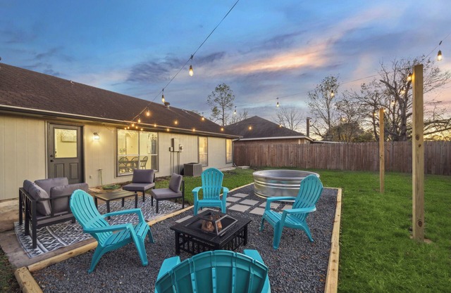 Charming 3-bedroom house in delightful Richmond with WiFi, AC and Cowboy Pool