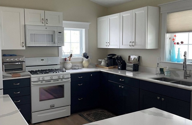 Charming 3-bedroom house in fabulous Rockport with AC, WiFi