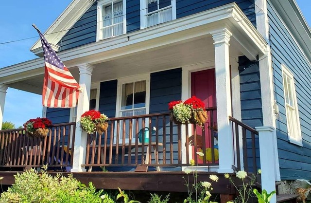Charming 3-bedroom house with AC and WiFi in serene Westport