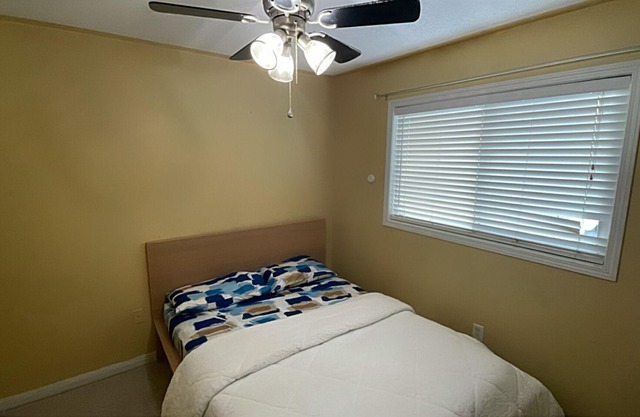 Charming 3-bedroom house with AC, WiFi in lovely Barrie