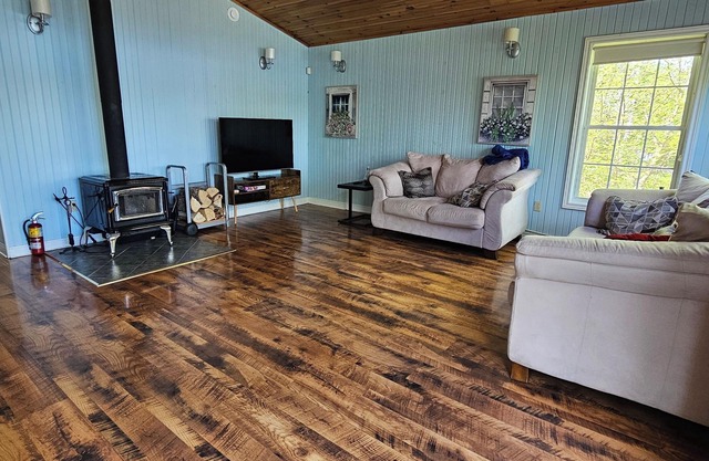 Charming 3-bedroom house on the Lake with Hot tub