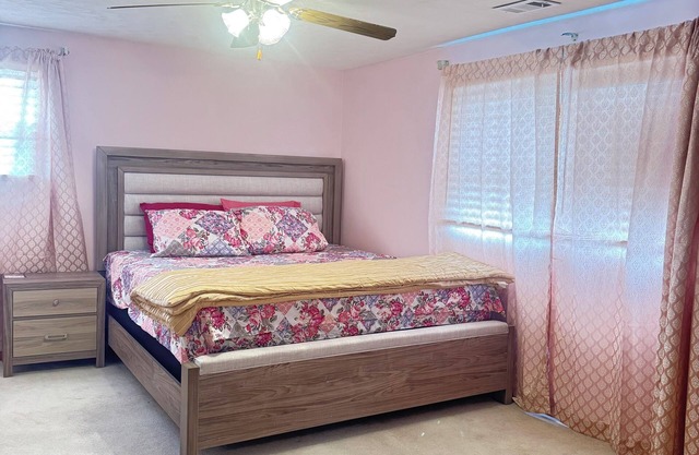 Charming 3-bedroom house with WiFi, AC in delightful Cheektowaga
