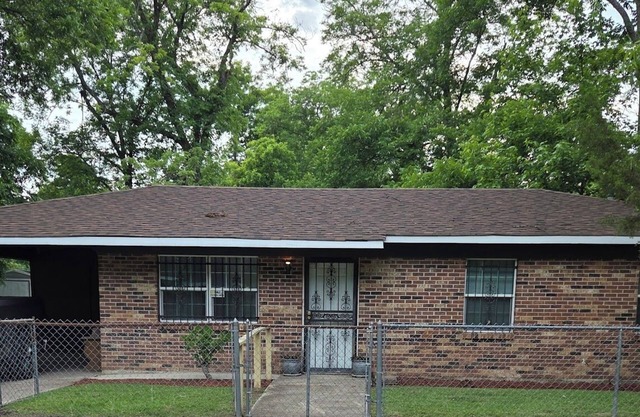 Charming 3-bedroom house in Dermott with plenty of yard for family activities.