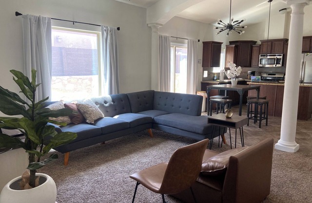 Charming 3-bedroom house in El Paso in a safe area with AC and wifi.