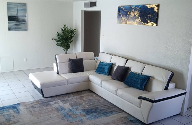 Charming 3-bedroom house in El Paso by the airport w WiFi & pool