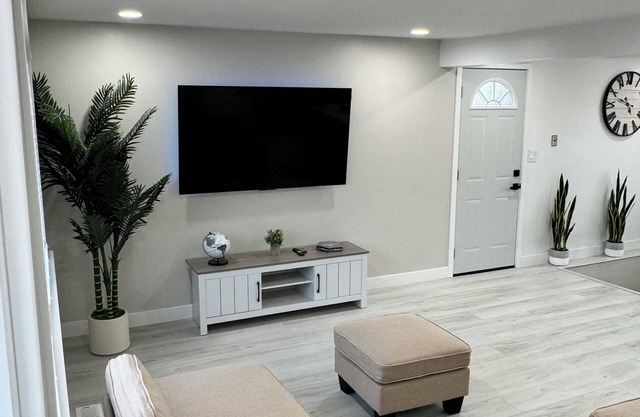 Charming 3-bedroom house with WiFi, AC in fabulous Glasgow. Completely remodeled
