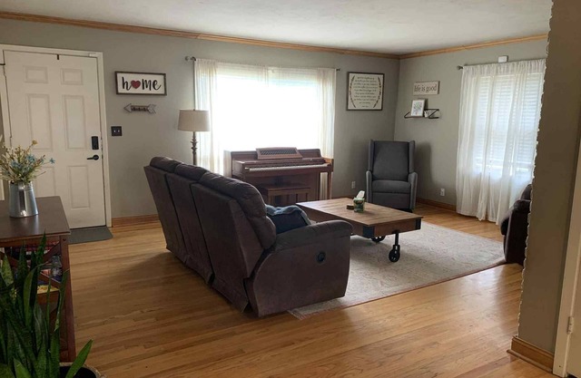 Charming 3 Bedroom House Conveniently Located in Central Lincoln