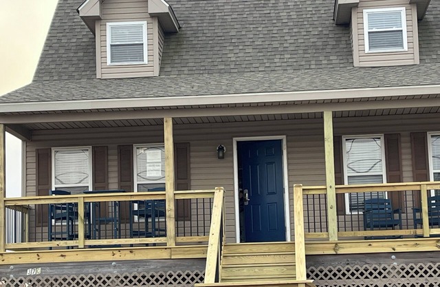 Charming 3-bedroom house in quiet Slaughter Beach with fenced area for your pet.
