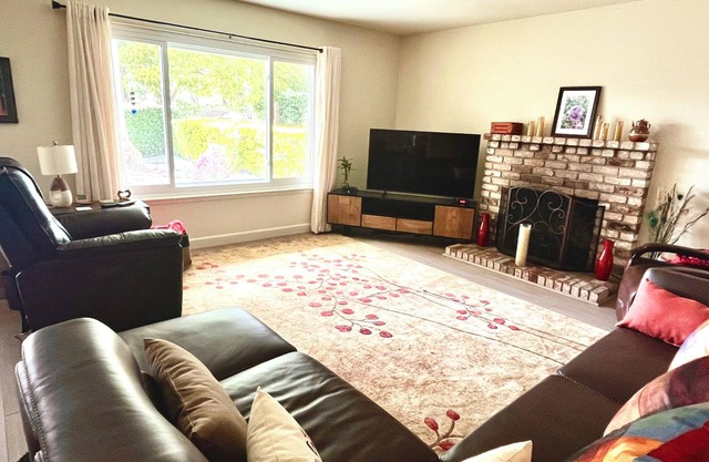 Charming 3-bedroom house with WiFi and AC half mile from beach in lovely Montara