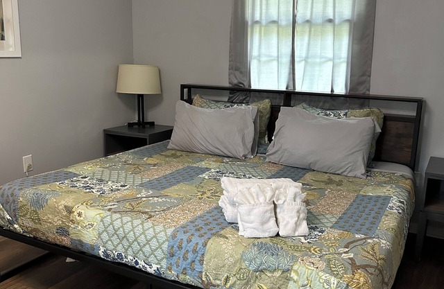 Charming 3-bedroom house in delightful Ravenel with WiFi, AC