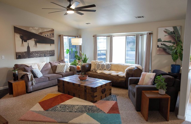 Charming 3-bedroom house with hot tub and hammock in tranquil Redding