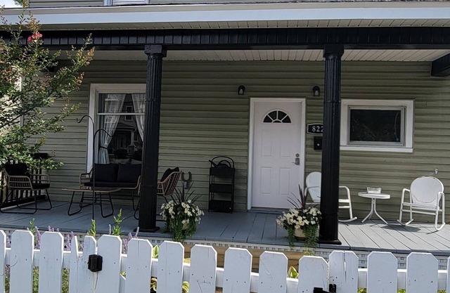 Charming 3-bedroom house in Roanoke with fitness area, lots of space. Sleeps 6