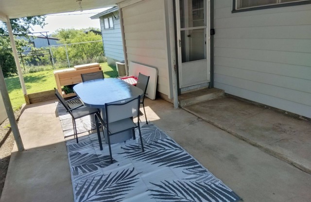 Charming 3-bedroom house with WiFi, AC in Seymour close to famous museum.