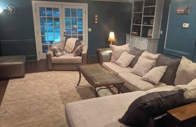 Charming 3-bedroom house with in ground Pool, in Suwanee