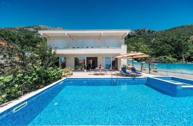 Charming 3-bedroom house and a swimming pool whit jacuzzi