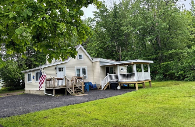 Charming 3-bedroom house with WiFi, spacious yard and close to Lake Erie Beach!