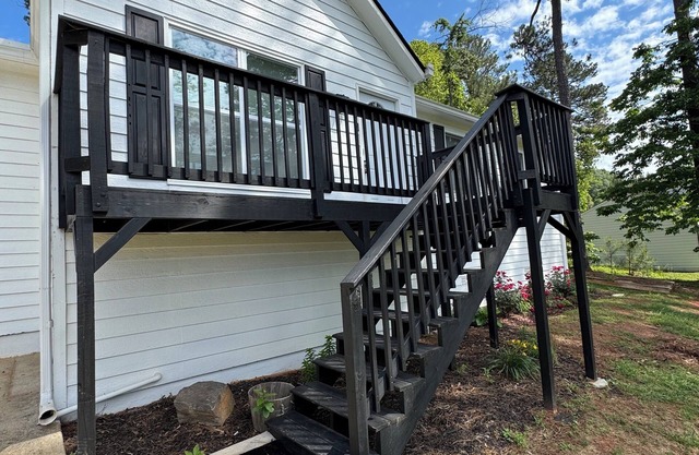 Charming 3-bedroom house with WiFi and AC in Auburn. Complete with a fire pit!