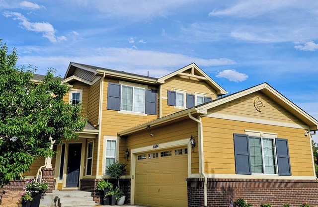 Charming 3-bedroom house w/AC, high speed internet, private office near Airport