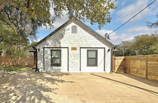 Charming 3-bedroom house with an Amazing pool and Outdoor Hangout Area