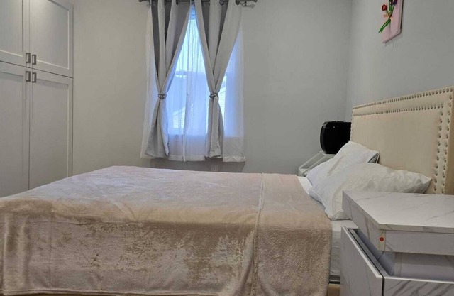 Charming 3-bedroom house with AC and WiFi lower label muvie theater ,