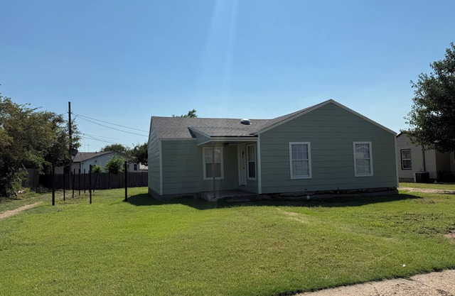 Charming 3-bedroom house with AC in Borger. Completely remodeled and updated